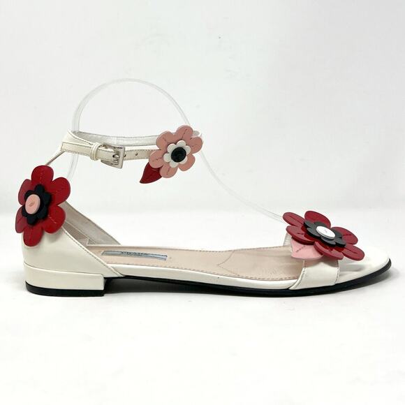 Prada 2017 Ivory Patent Leather Floral Appliqué Flat Sandals Size 39 - Picture 3 of 9